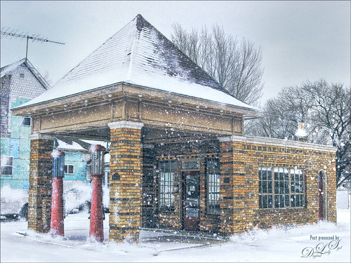 Image of the Hy-Red Gasoline Station in Greentown, Indiana