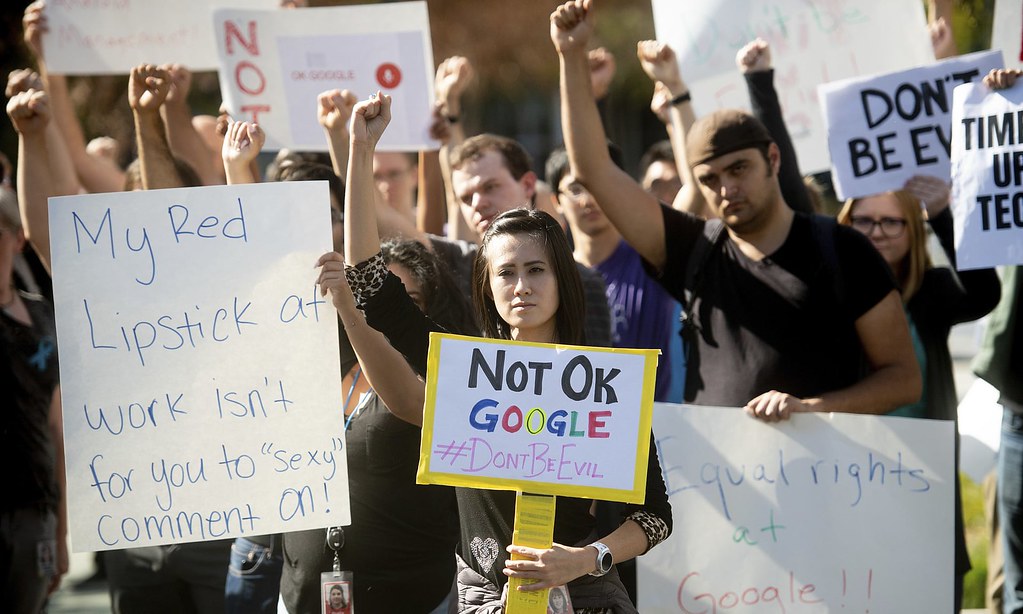 美國矽谷谷歌總部的員工，於11月1日走出辦公室抗議。（圖片來源：Noah Berger/AP）