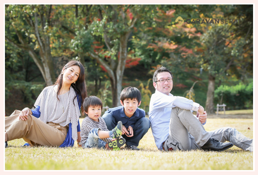 紅葉の季節の公園で家族写真　森林公園（愛知県尾張旭市）