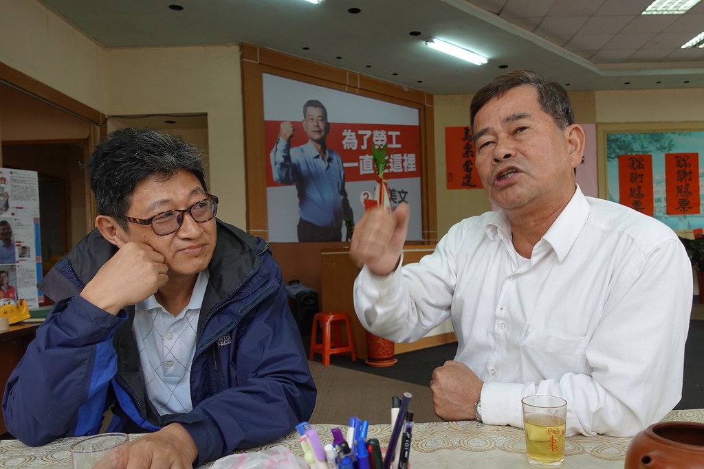 勞動黨老將羅美文（右）當選新竹縣議員後，和勞動黨副秘書長臧汝興一同接受苦勞網專訪。（攝影：張智琦）