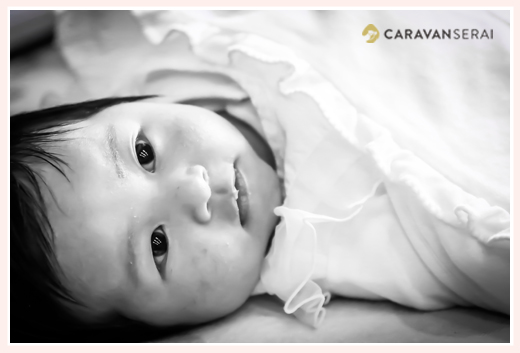 1か月半の赤ちゃん　モノクロ写真