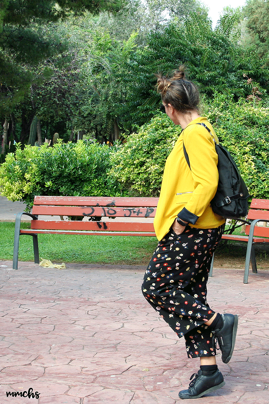 blazer amarilla de Zara con zapatillas