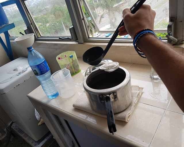 Filtrando agua en mi casa de Cuba