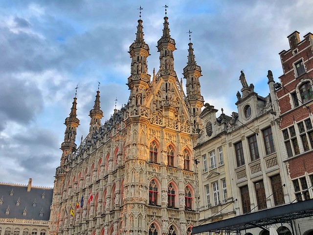 Ayuntamiento gótico de Lovaina (Flandes, Bélgica)