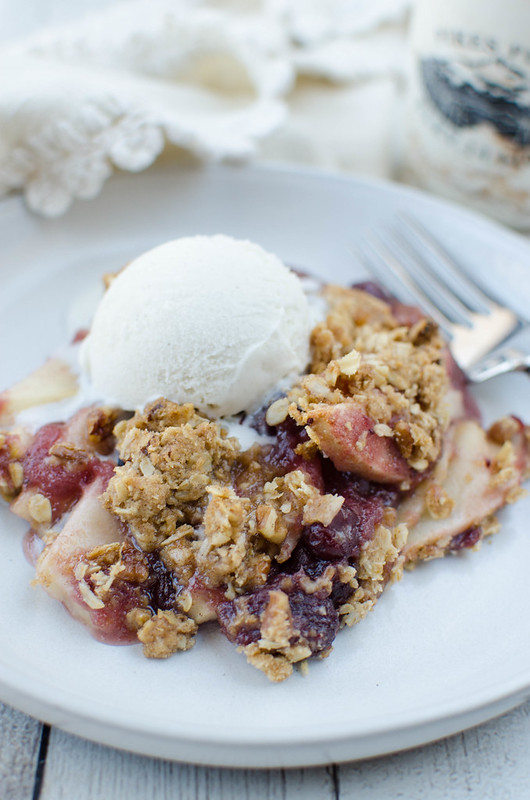 Apple Cranberry Crisp - the easiest Thanksgiving dessert! Sliced apples and whole berry cranberry sauce topped with a crunchy oat topping.