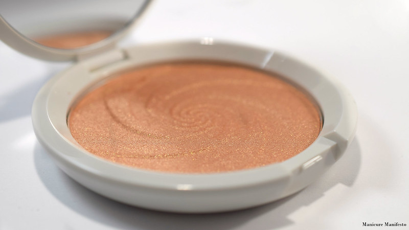 Becca Dreamsicle Highlighter swatch