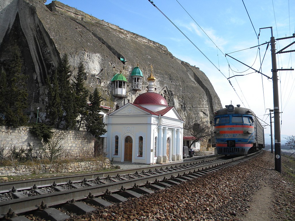 The AeR-1 suburban electric train is passing the St Clement cave monastery - Пригородная электричка ЭР-1 проходит мимо пещерного монастыря св. Климента