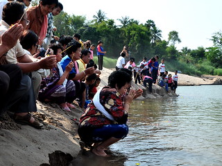 Mekong River Worship | Around 100 villagers and students gat… | Flickr