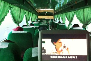 統聯客運 | 從台北搭車到台中轉運站，因為是補台北到台南的車位，幸運的坐到有個人專屬螢幕的座位。這 ...