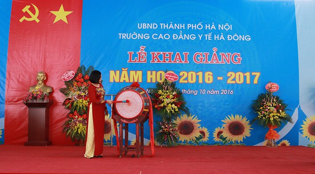 TS. Nguyễn Thị Thịnh Hiệu trưởng trường Cao đẳng Y tế Hà Đông đánh trống khai giảng