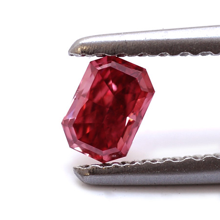 De prijs van deze rode diamant ligt veel hogere dan die van meer voorkomende stenen - BAUNAT