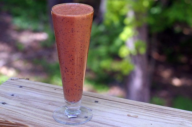 Goji berry and blueberrie smoothie
