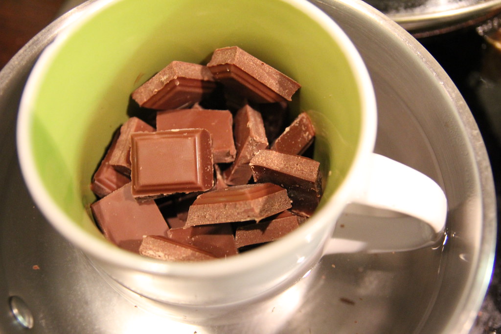 Šiek tiek šokolado moliniame puodelyje, kuris karštame vandenyje