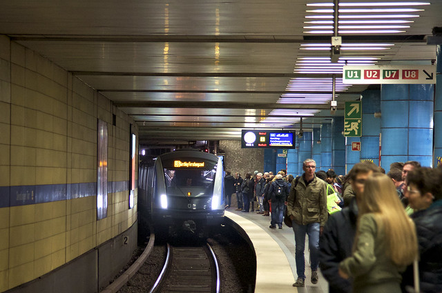 Erster Fahrgasteinsatz im Stadtzentrum: C2-Zug 713 erreicht auf der Fahrt nach Garching den U-Bahnhof Sendlinger Tor (Bild: Frederik Buchleitner)