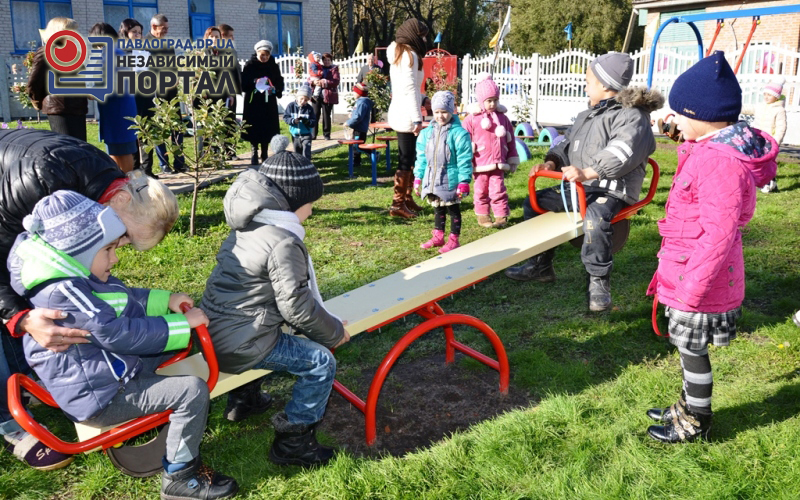 Малыши Троицкого УВК теперь играют на своей площадке в школьном дворе