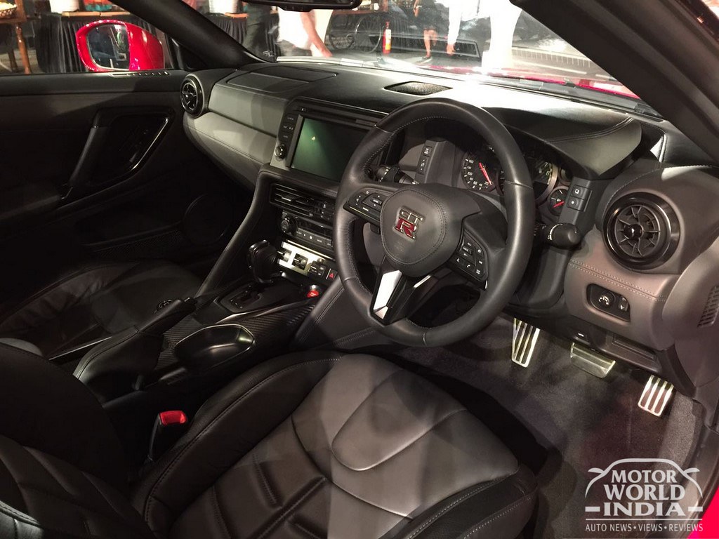 2017-Nissan-GTR-Interior (2)