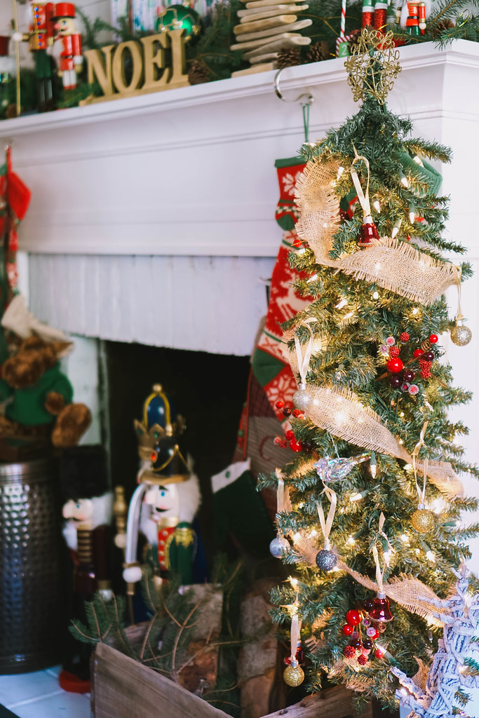 Transitional Christmas Living Room Decor slip Christmas tree