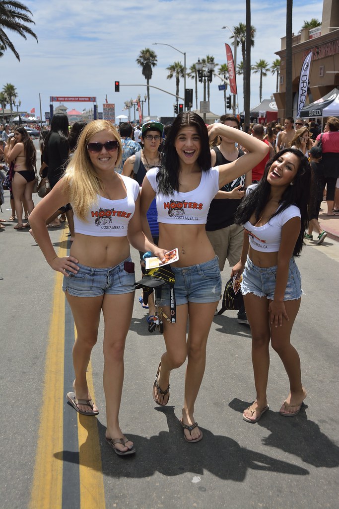 girls-of-hooters-of-costa-mesa