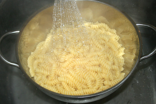 24 - Nudeln abgießen / Drain noodles