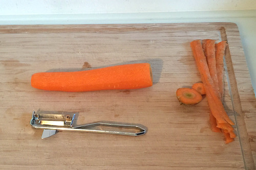 22 - Möhre schälen / Peel carrot