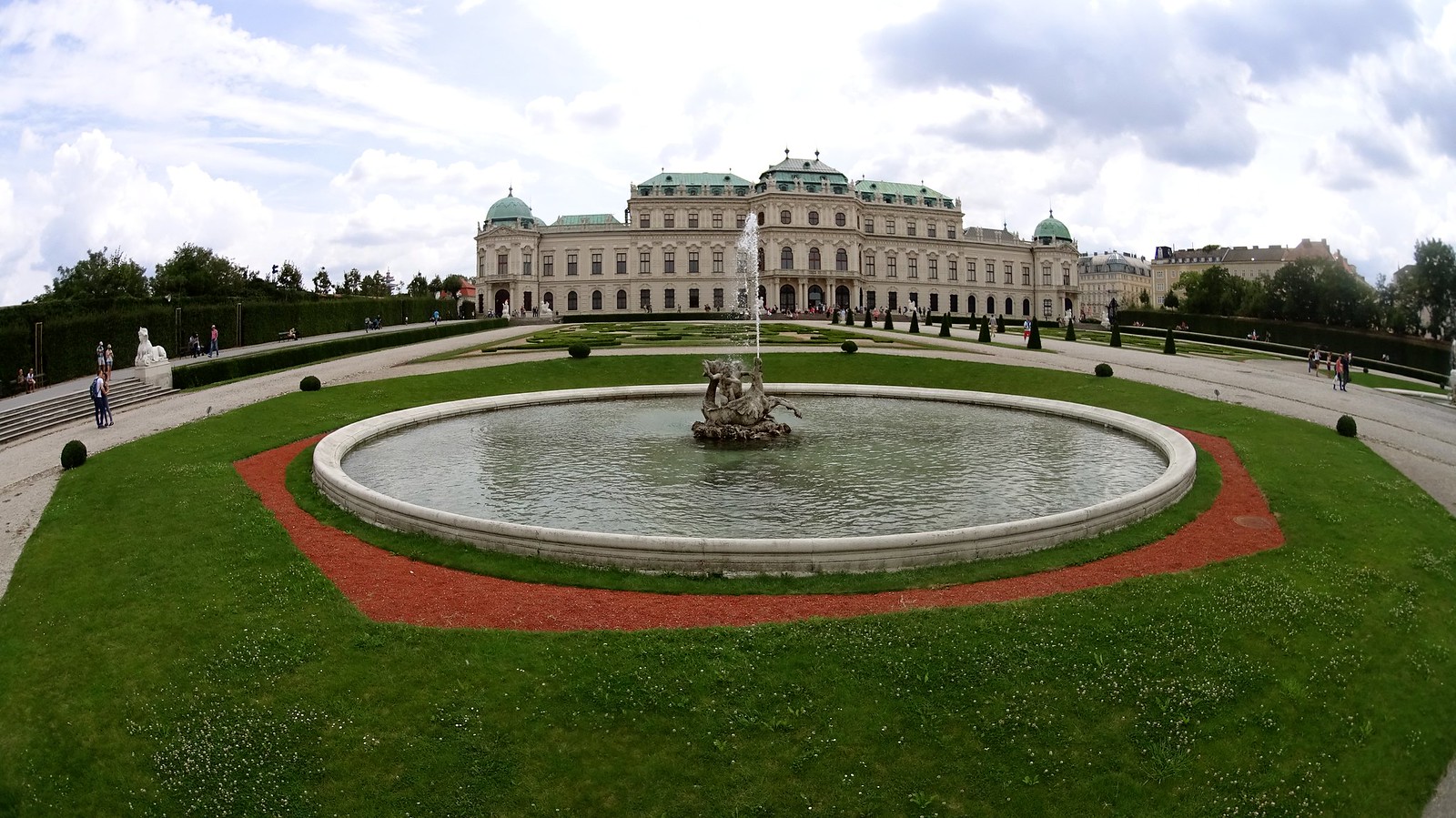 Vienna is one of the most beautiful cities we’ve visited so far, but it is by far on the top 5 most expensive cities to be. After spending 4 days in Vienna last summer, I came up with this marvelous list of free things to do in Vienna. And let’s be honest, in a city where a museum can easily costs more than 25€, you will need this post, huh?  Before continuing with the post, I have to say that, even thought Vienna is very expensive, it is one of the safest cities we’ve been. When we roamed around through the endless streets full of beautiful architecture and art, we realized that Vienna was a safer and slightly more expensive version of Paris.