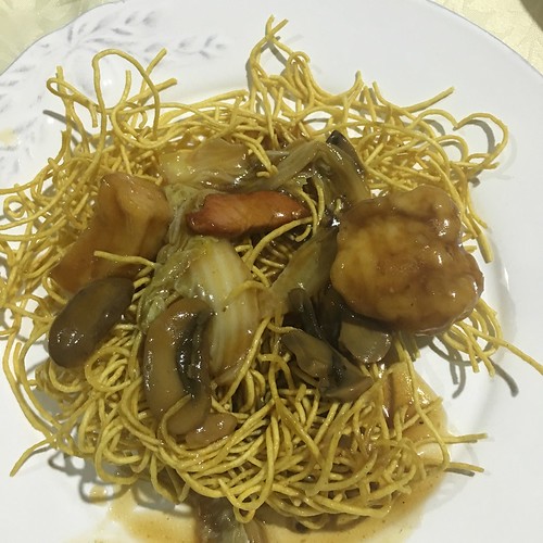 crispy fried noodles with mushroom and pork