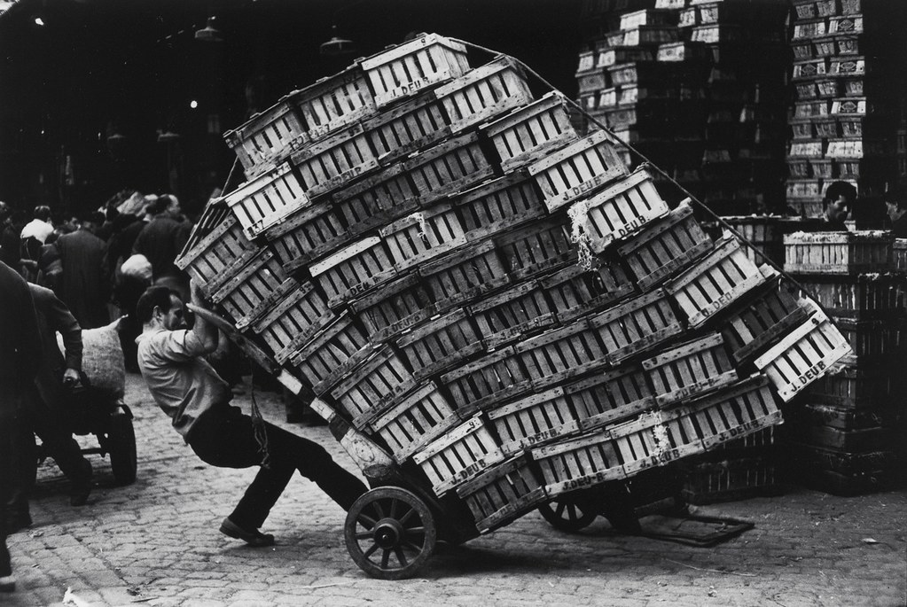 Porteur de cagettes en bois dans un marché de Barcelone dans les années 1920/1930.
