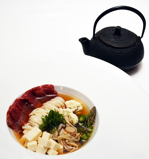 ShabuShabu - fondo de res, udon inaniwa vegetales, tofu y láminas de wagyu01
