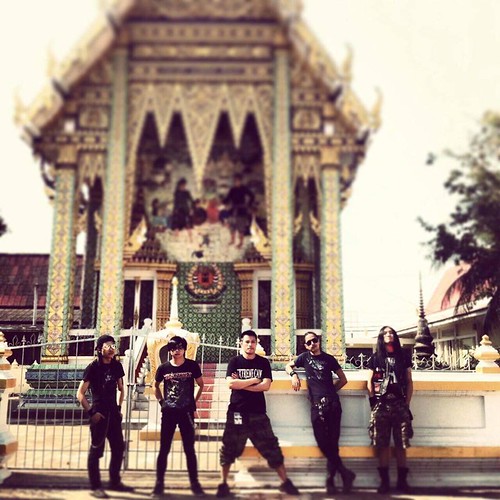 团员们在泰国拍照留念，事后才发现照片中的建筑物是当地殡仪馆。（图片提供／苏品谚）