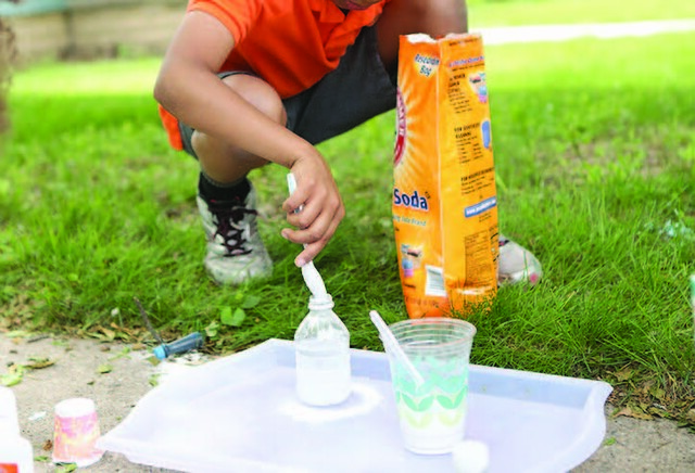 Foaming Slime Experiment - Fig. 1 - Add the detergent and baking soda to the water