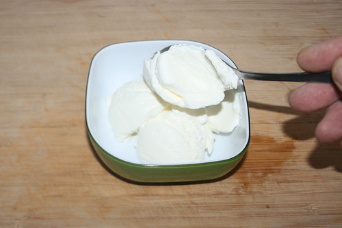 40 - Saure Sahne in Schüssel geben / Put sour cream in bowl