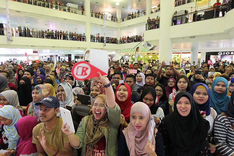 Para pengunjung yang telah menghadir sesi ramah mesra di Mahkota Parade Mall, Melaka