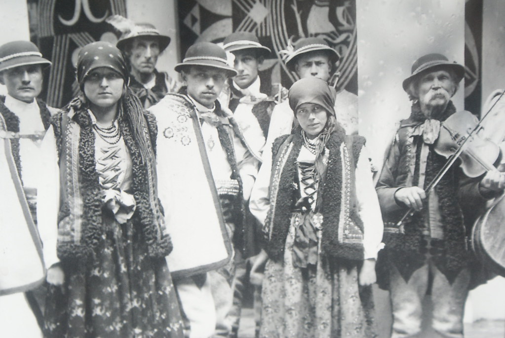 MontagnardEs des Carpates en tenue traditionnelle sur une photo d'avant guerre.