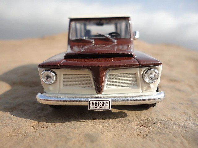 Jeep Willys Rural (1968) 1/43 (PCT - IXO)