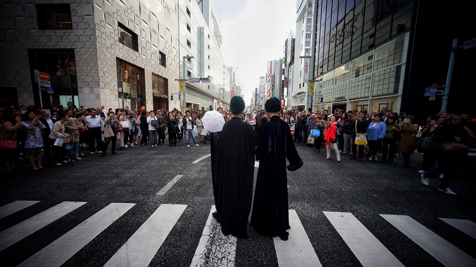How to draw a crowd. #Ginza #Tokyo #japan15 #foto #SonyA7 #Voigtlander12mm