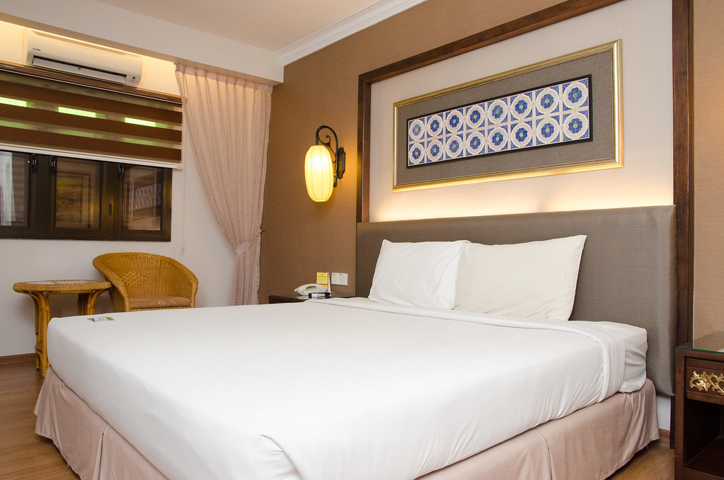 Hotel Puri Melaka's room with king-sized bed