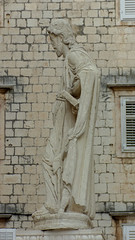 Trogir - square - statue (3)
