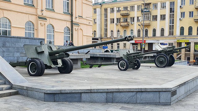 Soviet Guns in the centre of Kharkiv