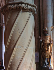 La colonne et l'évêque, collégiale Notre-Dame et Saint-Laurent, Eu, Seine-Maritime, Normandie.