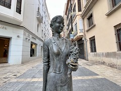 Escultura en homenaje a la mujer que acude al mercado - Castellón de la Plana