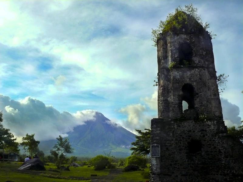 Mayon Volcano | Mayon Volcano and the Cagsawa Church ruins. … | Flickr