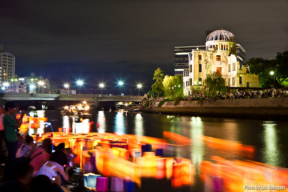 Toro nagashi en Hiroshima el 6 de agosto de cada año