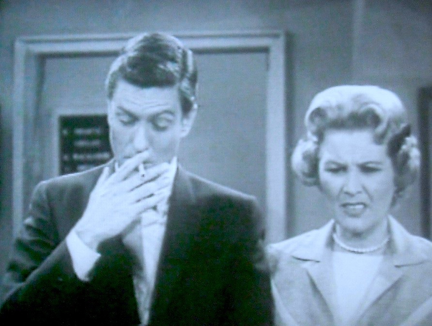Dick Van Dyke røyker sigarett (eller hasj)
