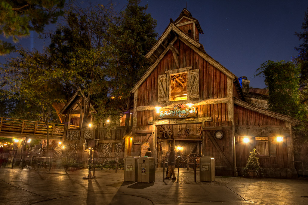 Splash Mountain Barn | The entrance to space mountain looks … | Flickr
