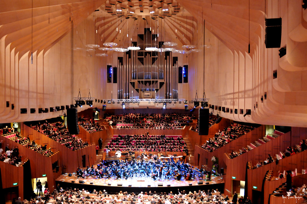 Какие есть концертные залы. Сиднейская опера концертный зал. Сиднейский оперный театр концертный зал орган. Сиднейский оперный театр залы. Оперный театр в Сиднее внутри.