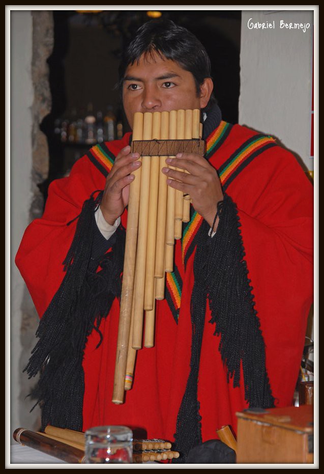Flauta Andina - Perú | Un hombre toca una flauta de caña dur… | Flickr