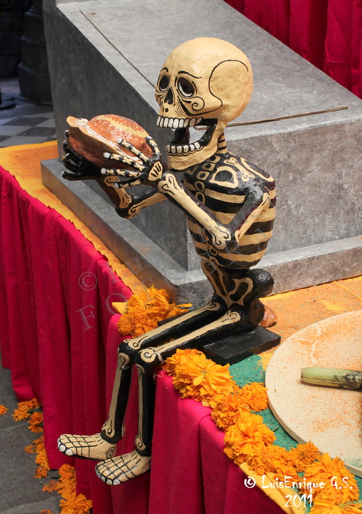 "Comiendo una Cemita Poblana" - Ofrenda o Altar Día de Mue… | Flickr