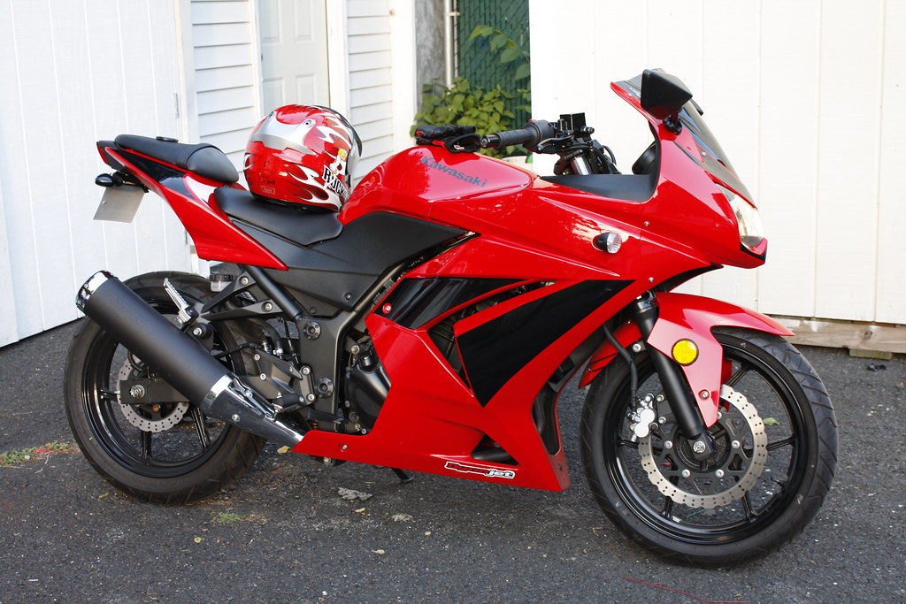 Red Kawasaki Ninja 250r | Getting a new exhaust eventually ...