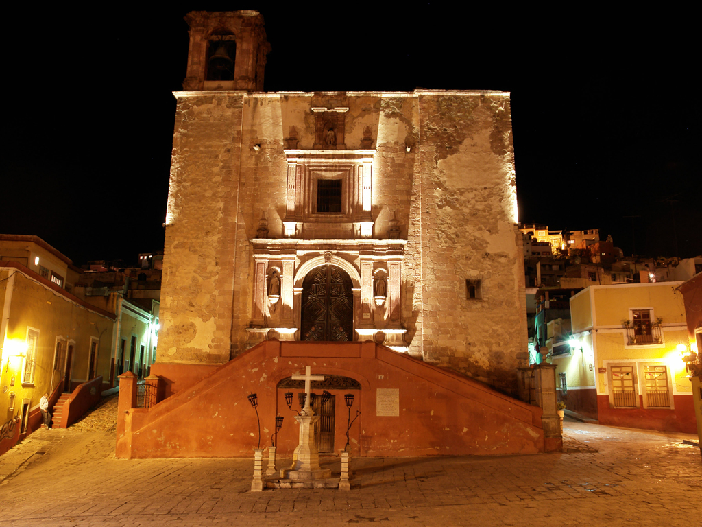 Vista del frontis de la iglesia de San Roque en Guanajuato