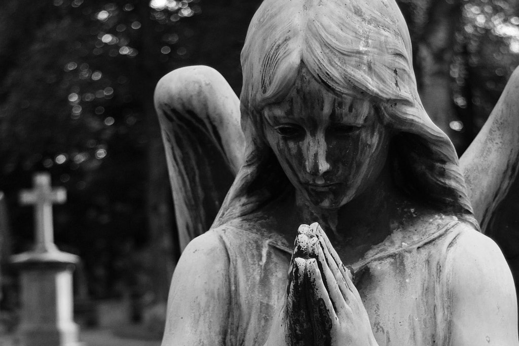 muerte - El beso de la muerte, la escultura más triste y aterradora de Barcelona 6136440769_897f11bd44_b